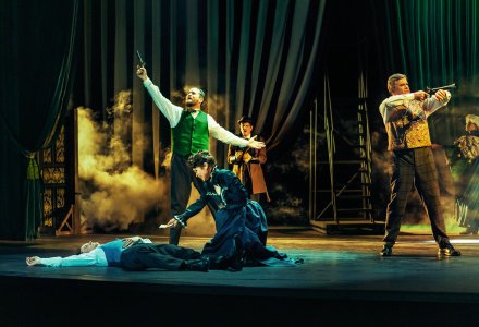 Vorhang auf für Cyrano © Franziska Strauss - Komödie Hamburg - Winterhuder Fährhaus