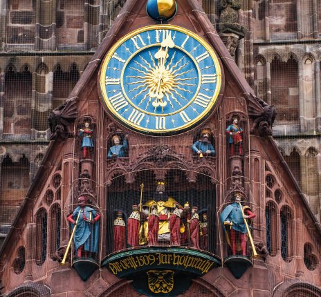 Männleinlaufen - Glockenspiel an der Nürnberger Frauenkirche © Frank-fotolia.co