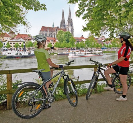 Viele beliebte Radfernwege führen durch die UNESCO-Welterbestadt Regensburg! © RTG/Stefan Gruber