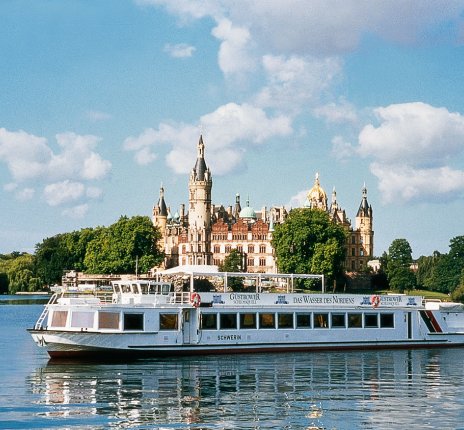 MS Schwerin vor dem Schweriner Schloss © Weisse Flotte Schwerin