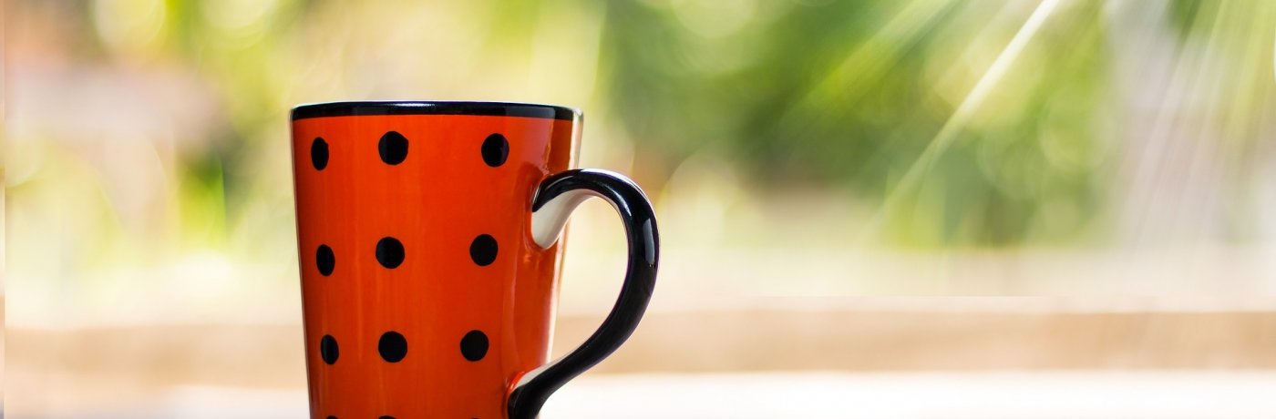 Tasse mit Punkten im Sonnenlicht