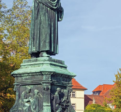 Luther-Statue auf dem Karlsplatz in Eisenach &copy; Borisb17 - shutterstock.com