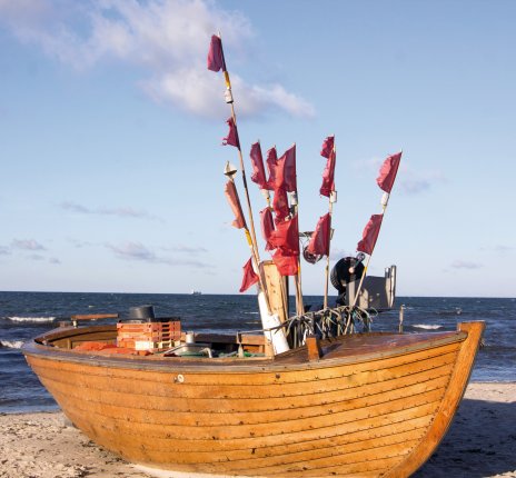 Fischerboot am Strand von Binz &copy; Sabine Schönfeld-stock.adobe.com