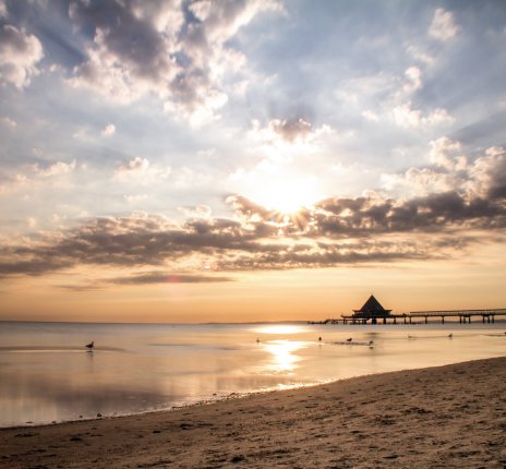 Traumhafter Sonnenaufgang an der Seebrücke &copy; pixabay.com-nickgesell