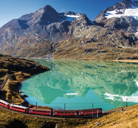 Bahnfahrt durch die Schweizer Alpen © sculpies-fotolia.com