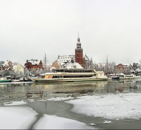 Museumshafen mit Rathaus in Leer im Winter © www.ostfriesland.de 