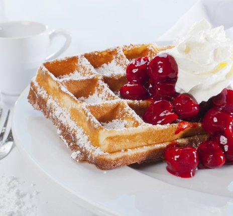 Waffeln mit Sahne und Sauerkirsche &copy; Oliver - stock.adobe.com